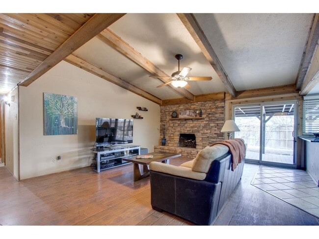 Foto del edificio - Adorable Home on Corner LOT- COMING SOON