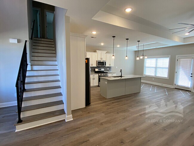 Building Photo - 553 Rosalie Woods Dr