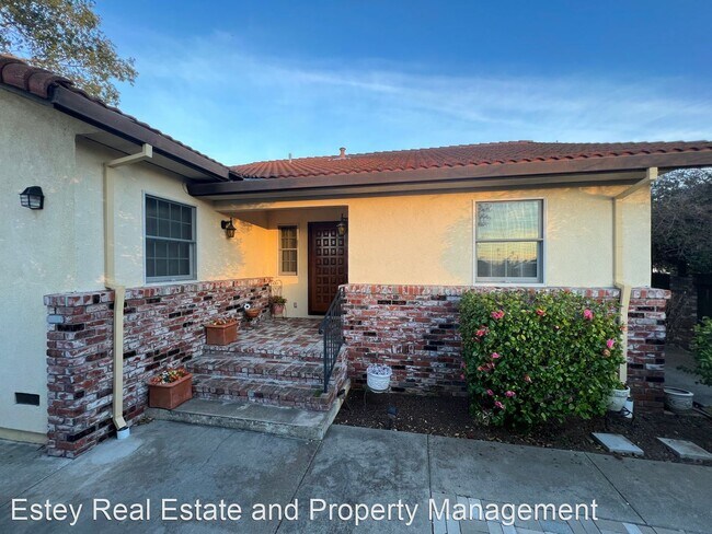 Foto del edificio - 1 br, 1.5 bath House - 480 East G Street