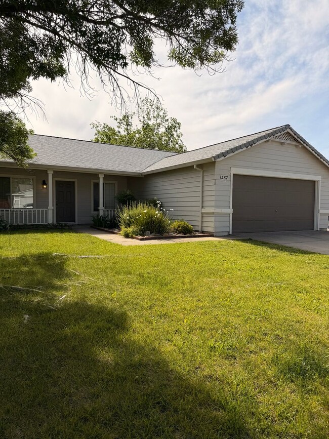 Building Photo - 1387 Grouse Dr