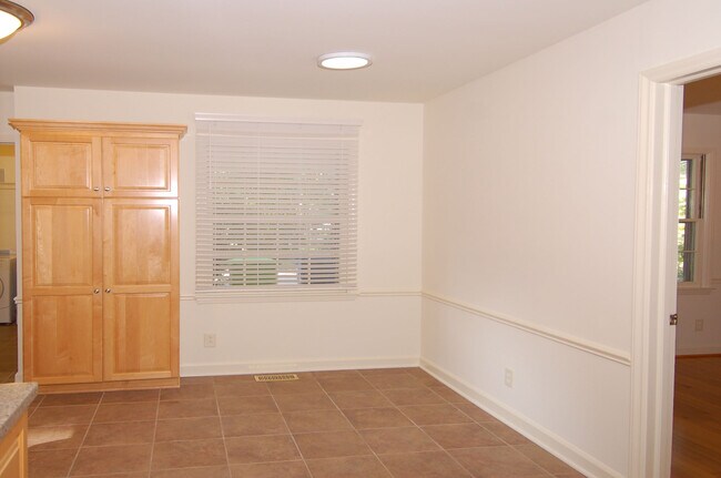 Foto del edificio - 5400 Emerson Dr