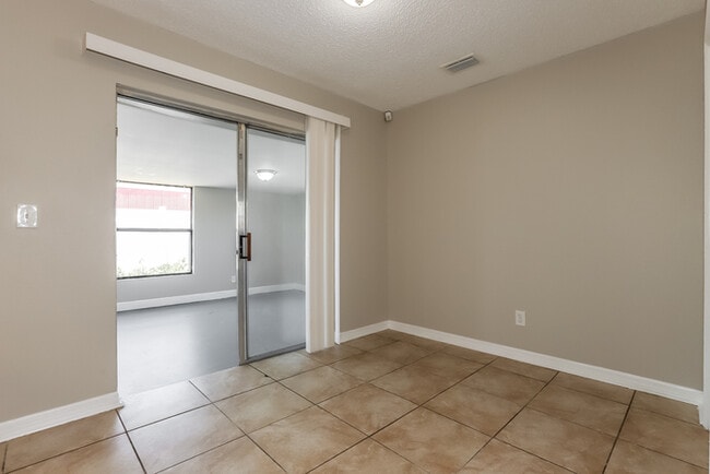 Foto del edificio - 1901 Derbywood Dr