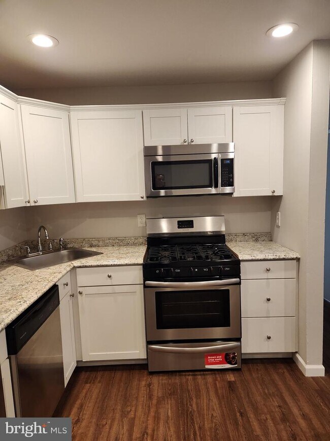 Building Photo - 2115 Woodhollow Dr