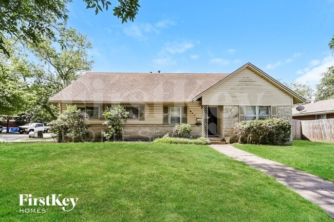 Building Photo - 902 Poinsettia Dr