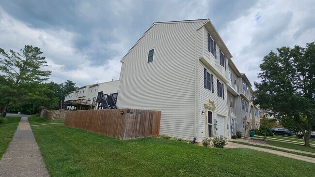 Foto del edificio - DON'T MISS THIS STUNNER!  3 Bedroom End Unit Townhome in Quiet Location!