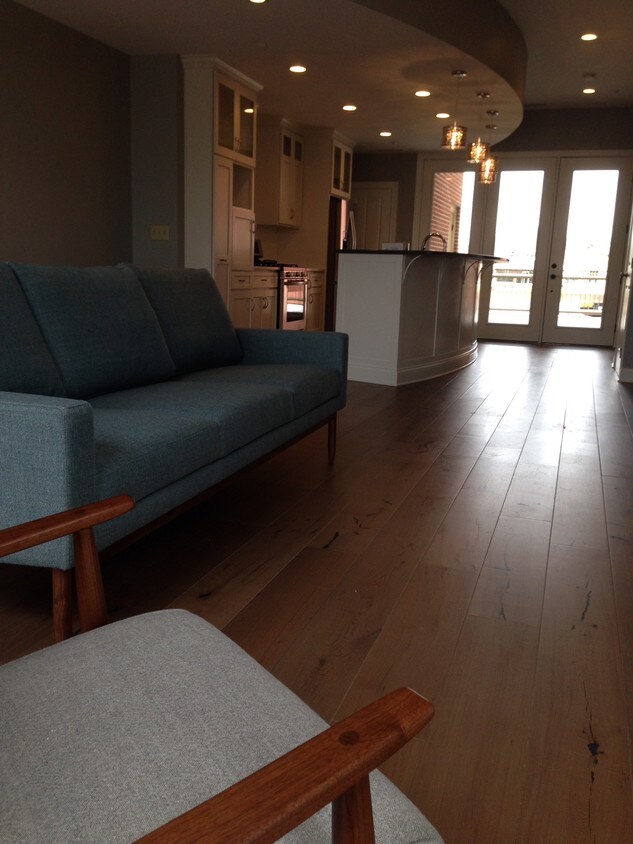 Puerta se abre a un amplio patio privado de más de garaje - 101 N Walnut St