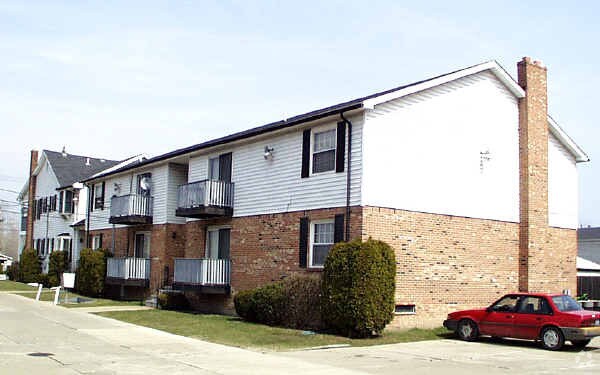 18750 E 14 Mile Rd Roseville Mi 48066 Apartments Roseville Mi Apartments Com