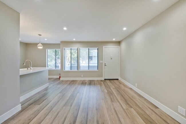 Building Photo - Stunning Modern Almost New Condo, Pets Welcome!