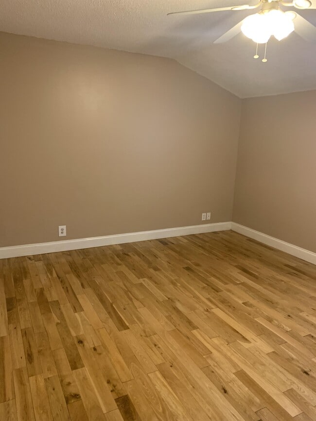 Building Photo - 108 Country Club Dr