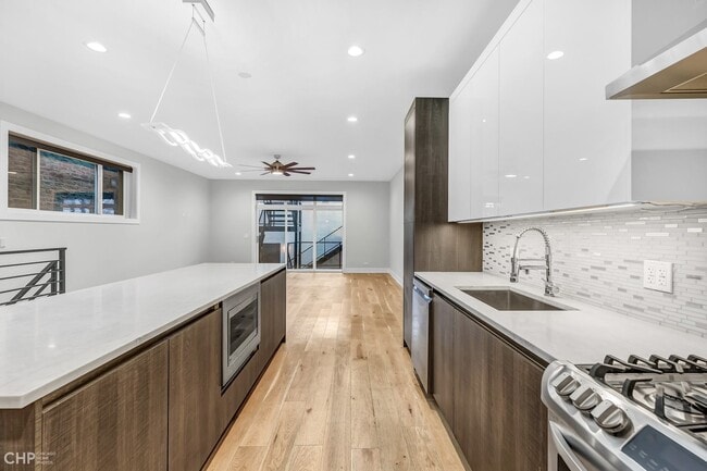 Building Photo - 1042 S Oakley Blvd