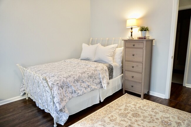 Guest room #2 - 621 Glenolden Ct