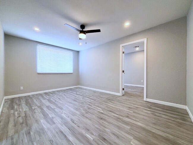 Building Photo - 1414 E 61st St