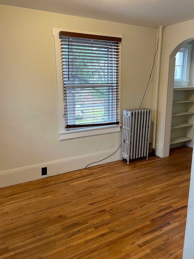 Building Photo - 831 Elmwood St