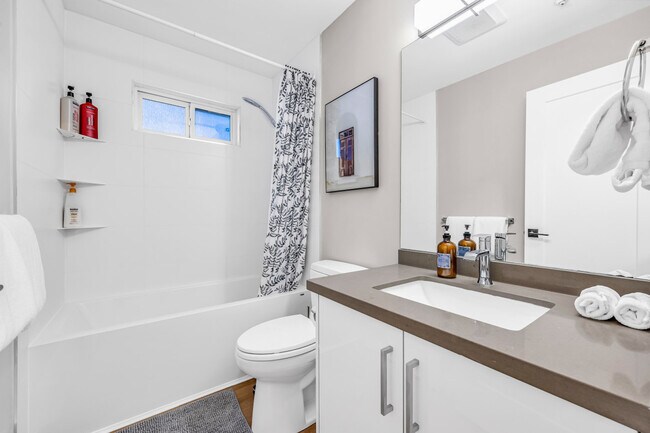 Photo du bâtiment - 3373 E 44th Ave