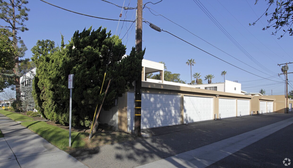 Fullerton Pines - Fullerton Pines Apartments