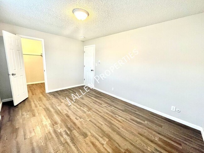 Building Photo - Beautiful Modern 2 bed