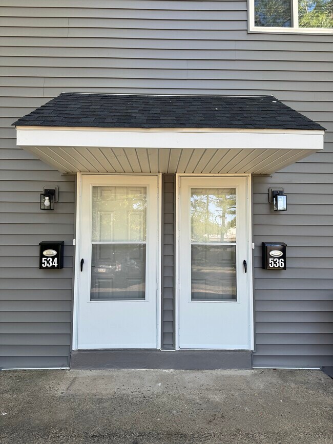 Separate entrances - 534 Kalmia St