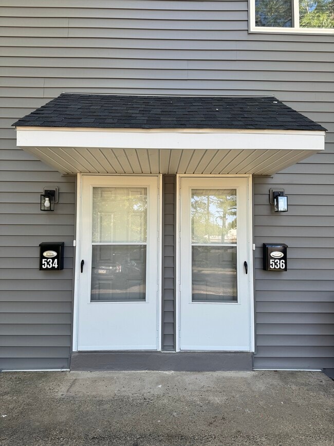 Separate entrances - 534 Kalmia St