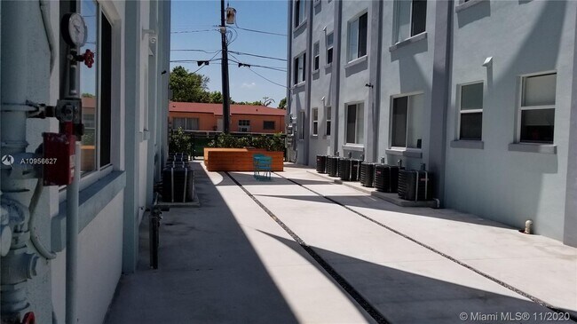 Building Photo - 1818 SW 22nd Ave