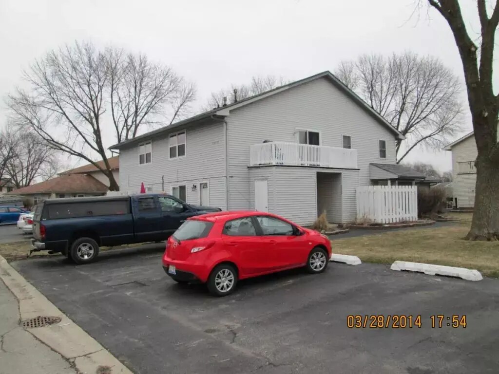 2328 Carnation Dr, Crest Hill, IL 60403 Condo for Rent in Crest Hill