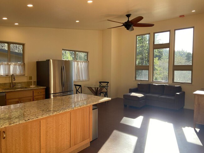 Building Photo - Absolutely gorgeous, high efficiency one bedroom with W/D & garage between Eureka & Arcata