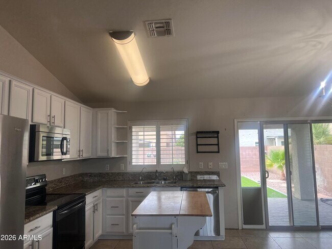 Building Photo - 16624 W Saguaro Ln