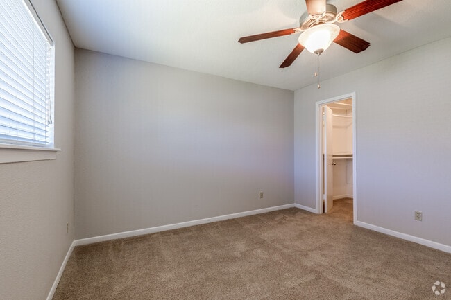 Dormitorio secundario de 2 dormitorios, 2 baños y 1075SF - Memorial Fountain