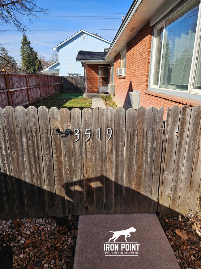 Foto del edificio - North Boise Duplex w/2 beds, 1bath, W/D, and Covered Parking