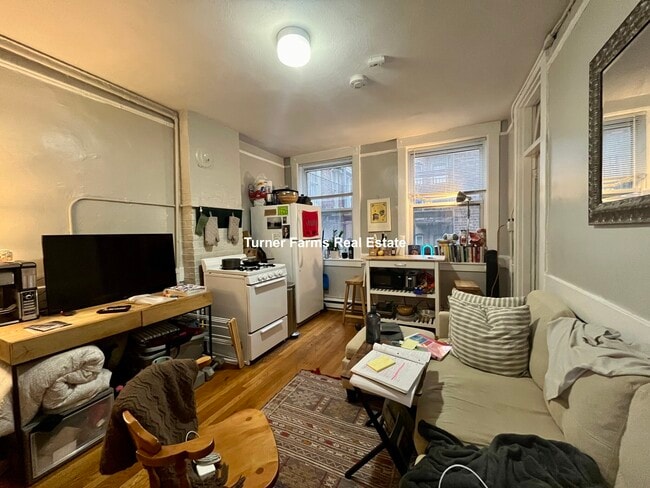 Foto del edificio - 161 E Cottage St