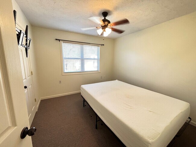 Foto del edificio - VILLAGE NORTH CONDO- 426 N. Donahue #14