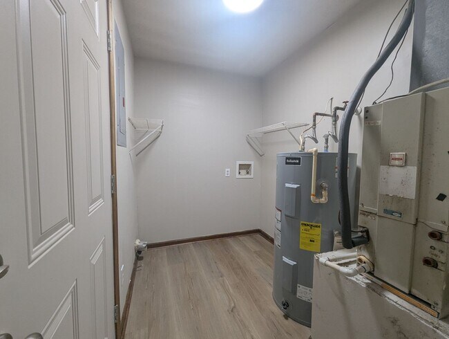 Building Photo - 315/317 Rustwood Dr