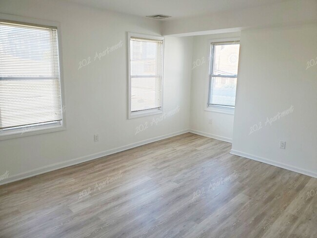 END UNIT - no neighbors - 9 Pulaski St