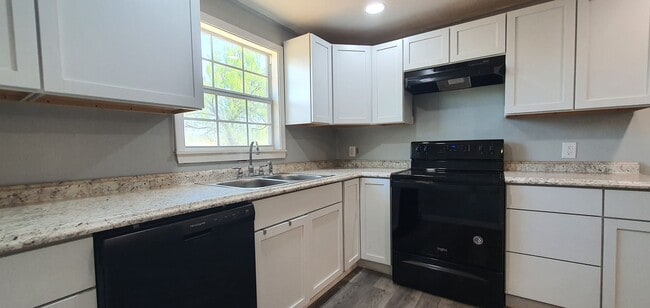 Building Photo - Completely Updated 3/2 at Affordable Price!