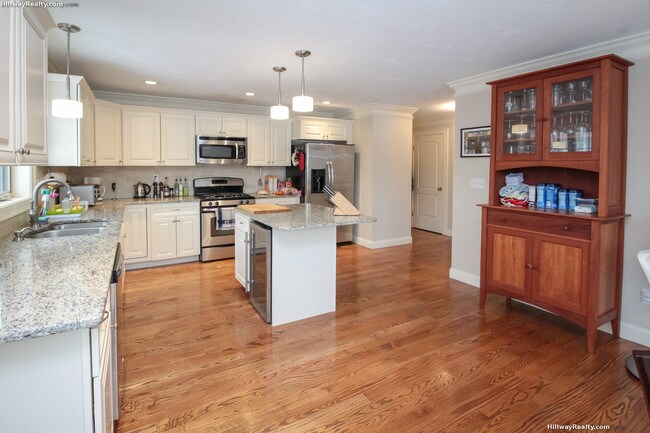 Building Photo - 5 Larch Pl