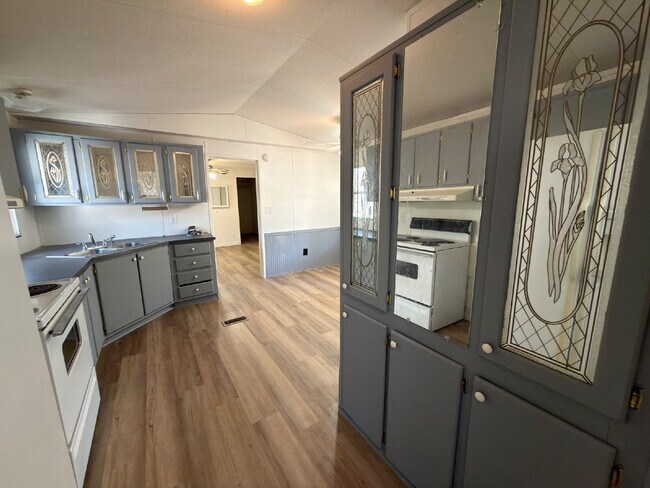 Foto del edificio - 3 bed 2 bath. New vinyl floors throughout.
