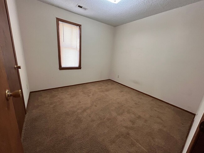 Building Photo - Cute 2 Bedroom 1 Bath