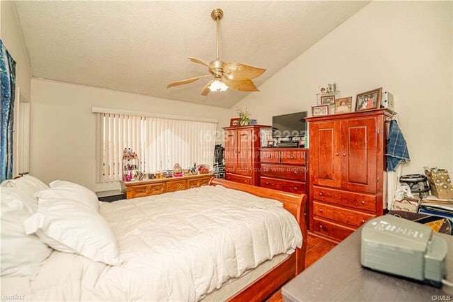 Building Photo - 2 br, 2 bath Condo - 16015 3/4 Pioneer Blvd -