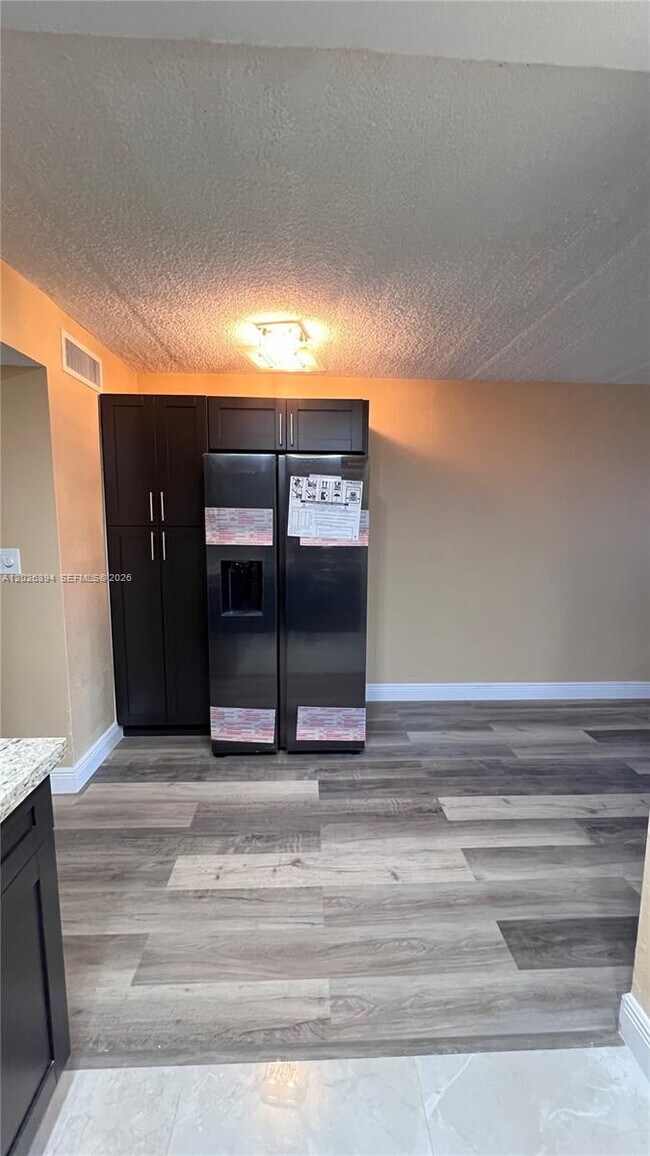 Foto del edificio - 301 NW 177th St