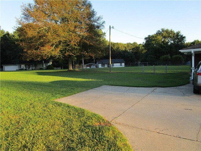 Foto del edificio - 1667 Old Peachtree Rd NE