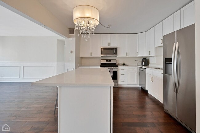 Building Photo - 850 N Dewitt Pl