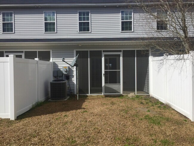 Foto del edificio - 2 Bedroom 2.5 Bathroom Townhome located in the The Gables!