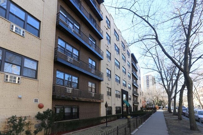 Building Photo - 450 W Barry Ave