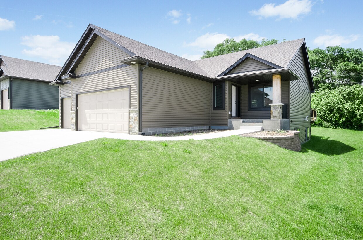 Picture of similar house - 3433 Lakeridge Pl NW