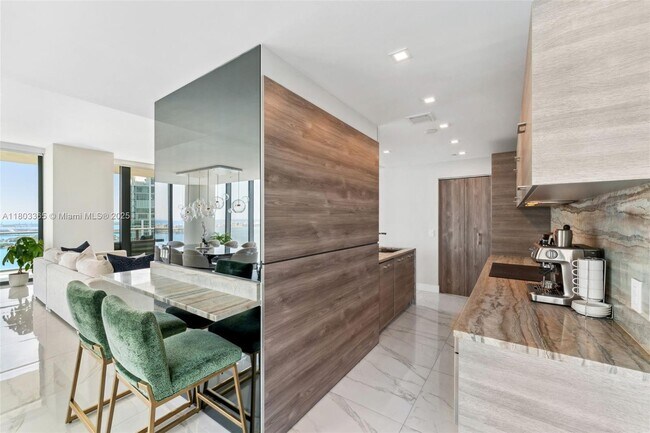 Foto del edificio - 650 NE 32nd St