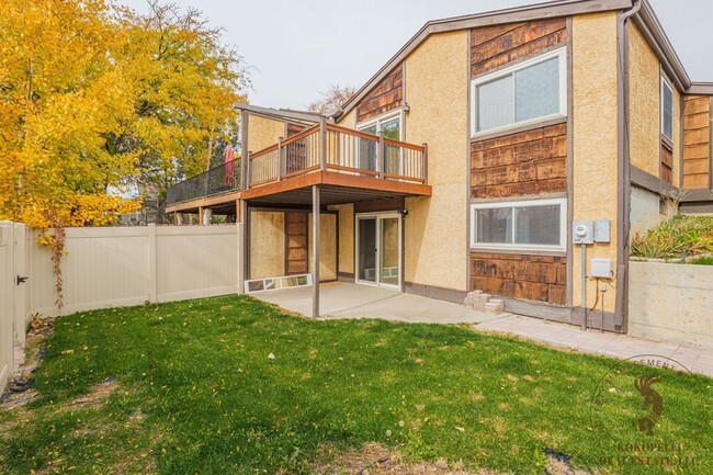 Building Photo - 1043 Lakeside Dr