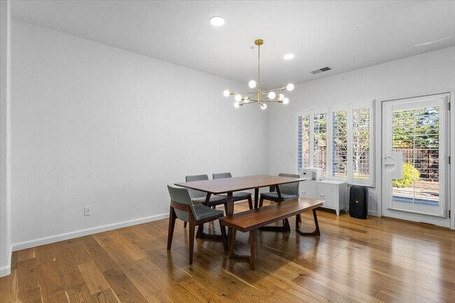 Foto del edificio - 302 Laurel Ct