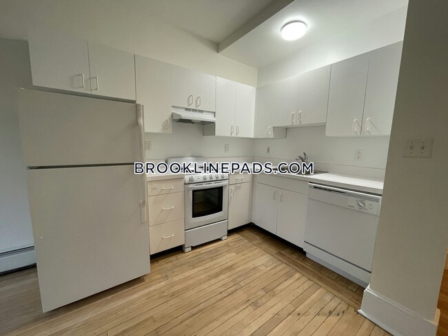 Building Photo - 1539 Beacon St.