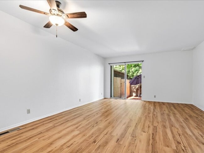 Building Photo - Healdsburg 2BR/1.5 Condo, 2 story, walk to...