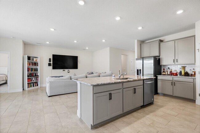 Building Photo - 5689 Hawks Cay St