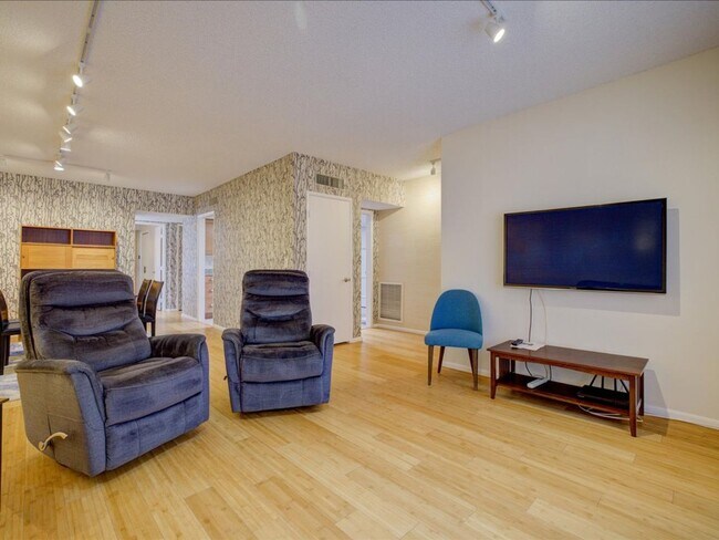Foto del edificio - 3 Bedroom 2 Bathroom-Fully Furnished Home!...
